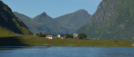 Strandtomt med berg