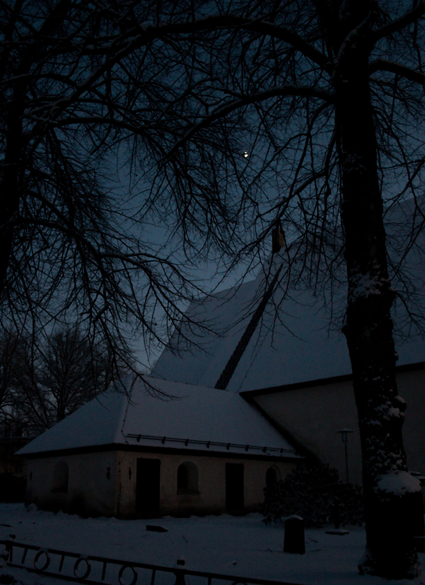 Halvljus över kyrka