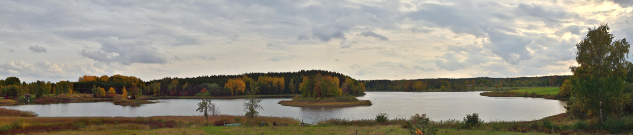 Holmsjön i höstljus